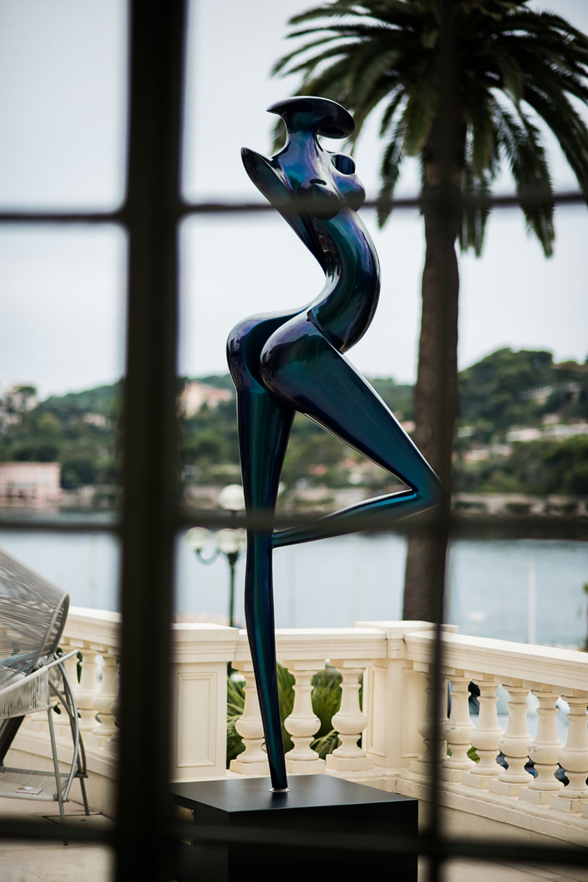 Danseuse exposée à Beaulieu, scultpture monumentale en carbone de Marion Bürklé